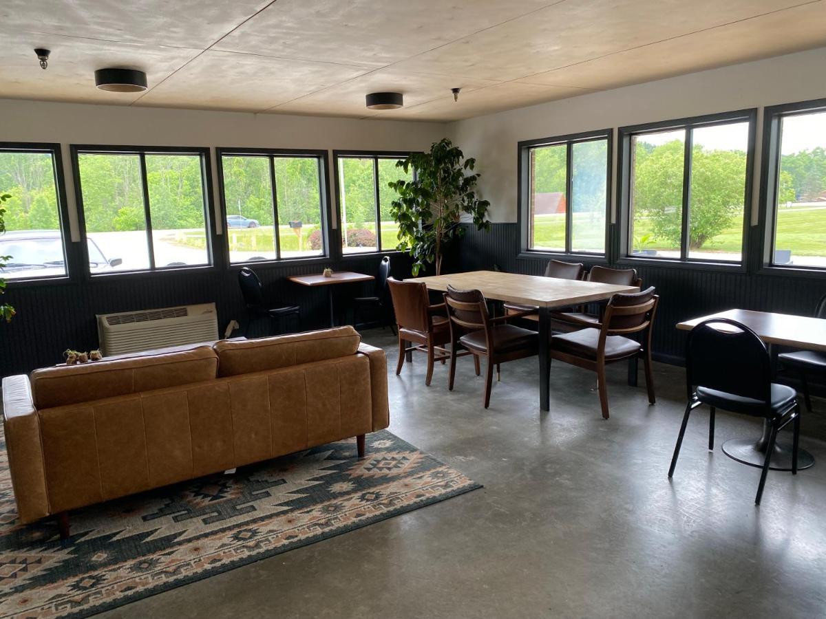 Loudonville The Hemlock Inn מראה חיצוני תמונה